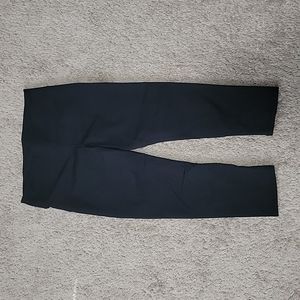 🖤 Fabletics Black Capri Crop Leggings – Size Small | EUC